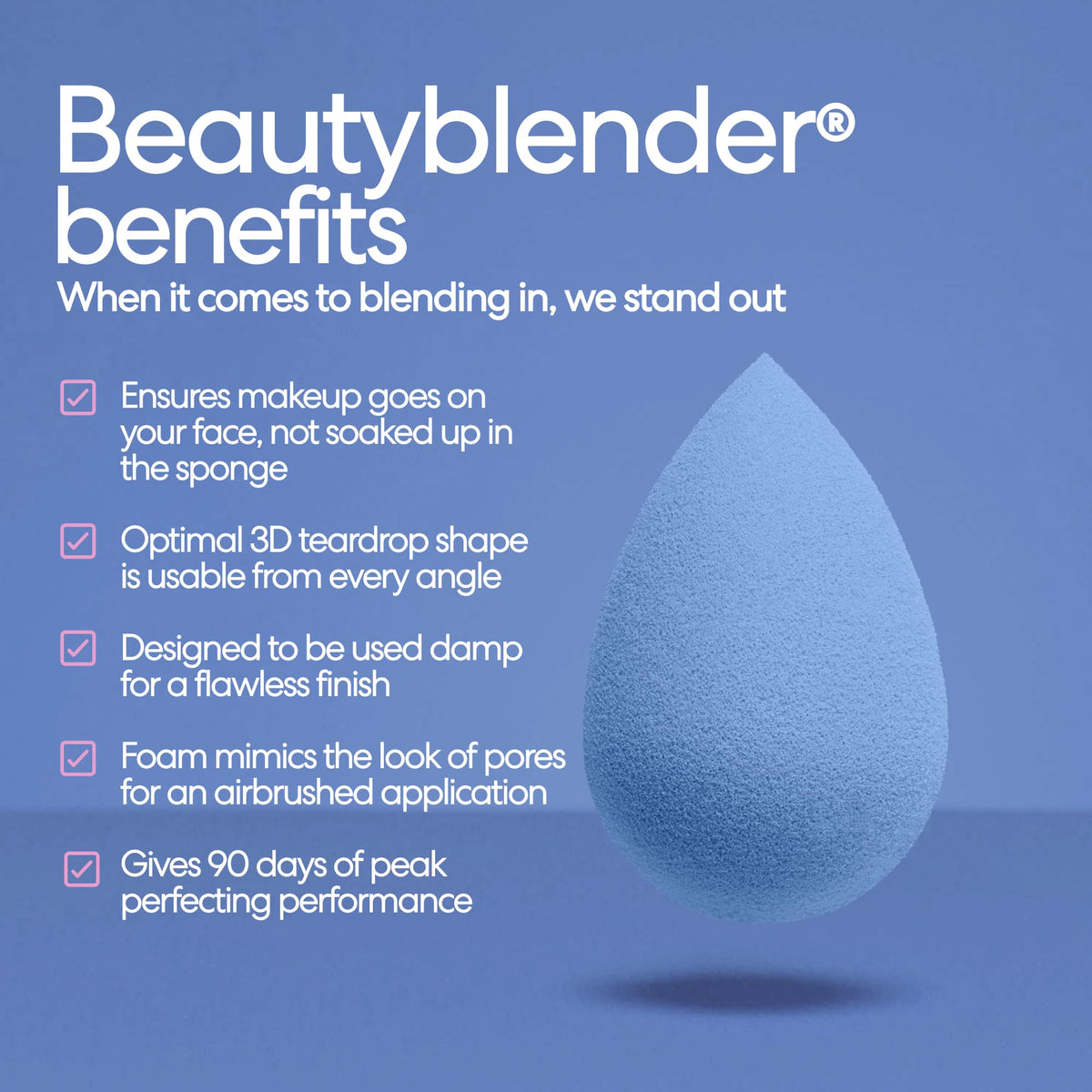 Éponge à maquillage denim beautyblender utilisée pour appliquer du fond de teint