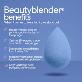 Éponge à maquillage denim beautyblender utilisée pour appliquer du fond de teint