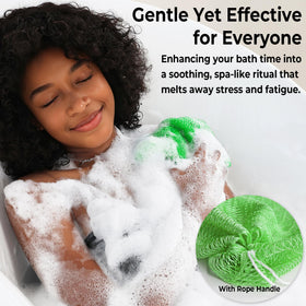 Éponge de bain exfoliante RelaxScene en action sous la douche