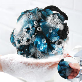 Éponge de bain Fu Store accrochée dans une douche pour séchage