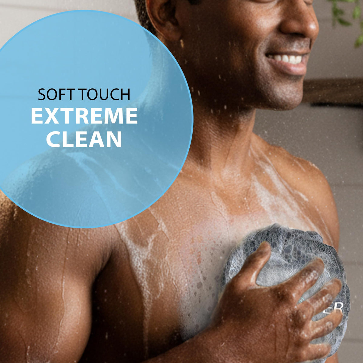 Éponge de bain Shower Bouquet en charbon noir sur fond blanc