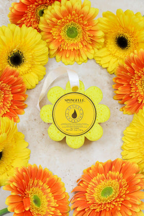 Éponge de bain SPONGELLÉ Sweet Patchouli dans un cadre naturel