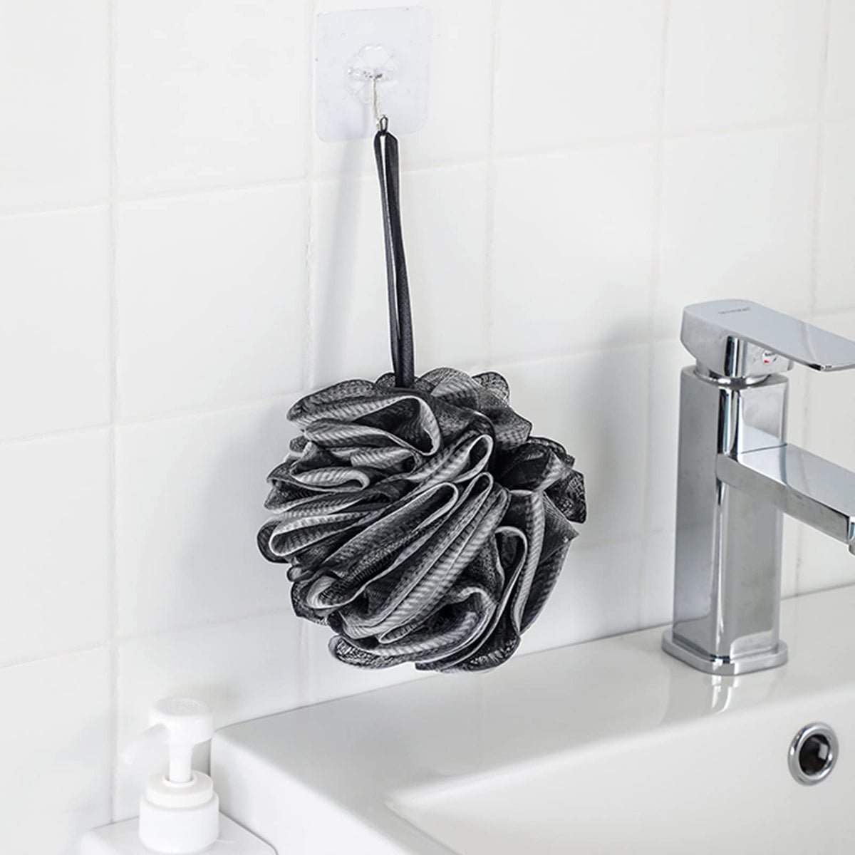Éponge de douche luffa Fu Store noire, détail du nœud suspendu