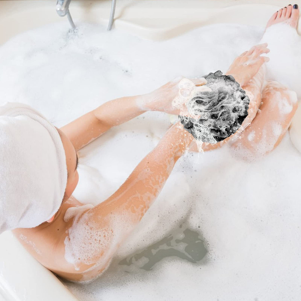 Éponge de douche luffa Fu Store noire sur un crochet dans la douche