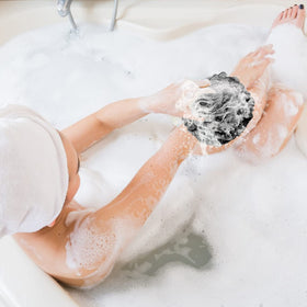 Éponge de douche luffa Fu Store noire sur un crochet dans la douche