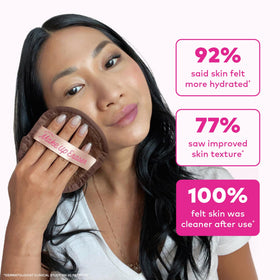 Éponge démaquillante MakeUp Eraser en situation d'utilisation