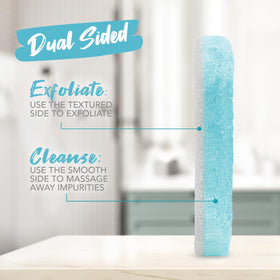 Éponge exfoliante Spongeables en utilisation dans une salle de bain