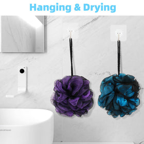 Éponge loofah Chuya posée sur une surface de bain