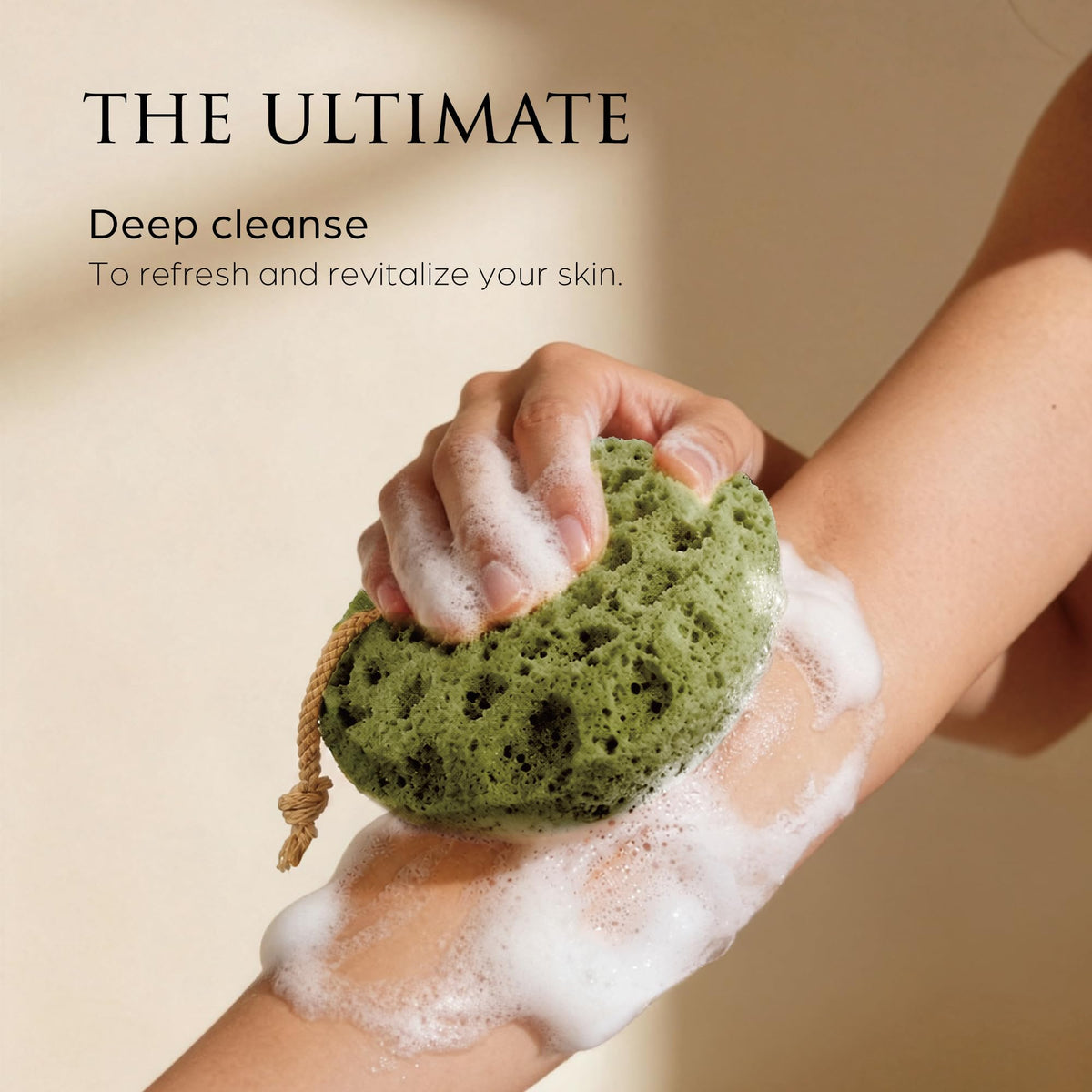 Éponge loofah Spongentle dans un environnement de salle de bain