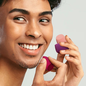 Éponge Mini Miracle Complexion en utilisation sur le visage