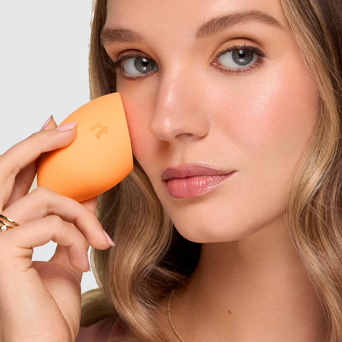 Éponge Miracle Complexion Real Techniques avec effet de mélange sur le visage