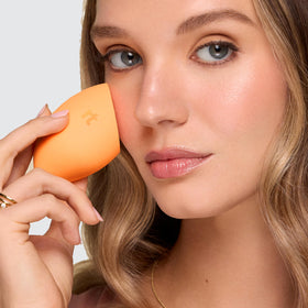 Éponge Miracle Complexion Real Techniques avec effet de mélange sur le visage