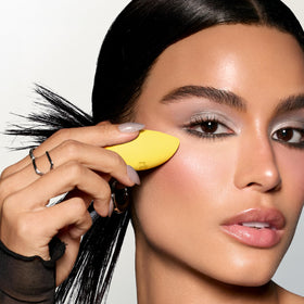 Éponge Miracle Concealer avec produit de maquillage