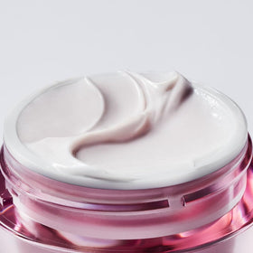 Estée Lauder Crème de Nuit Tri-Peptide 50 ml avec arrière-plan naturel