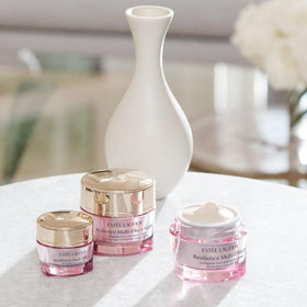 Estée Lauder Crème de Nuit Tri-Peptide 50 ml sur une table de maquillage