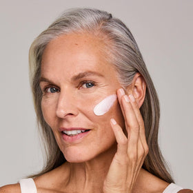Estée Lauder Crème de Nuit Tri-Peptide 50 ml texture crème sur un doigt