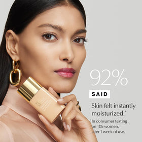 Estée Lauder Fond de Teint Double Wear Sheer Matte texture sur la main