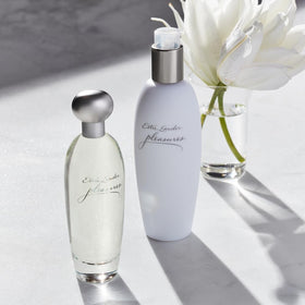 Estée Lauder Pleasures avec des fleurs autour