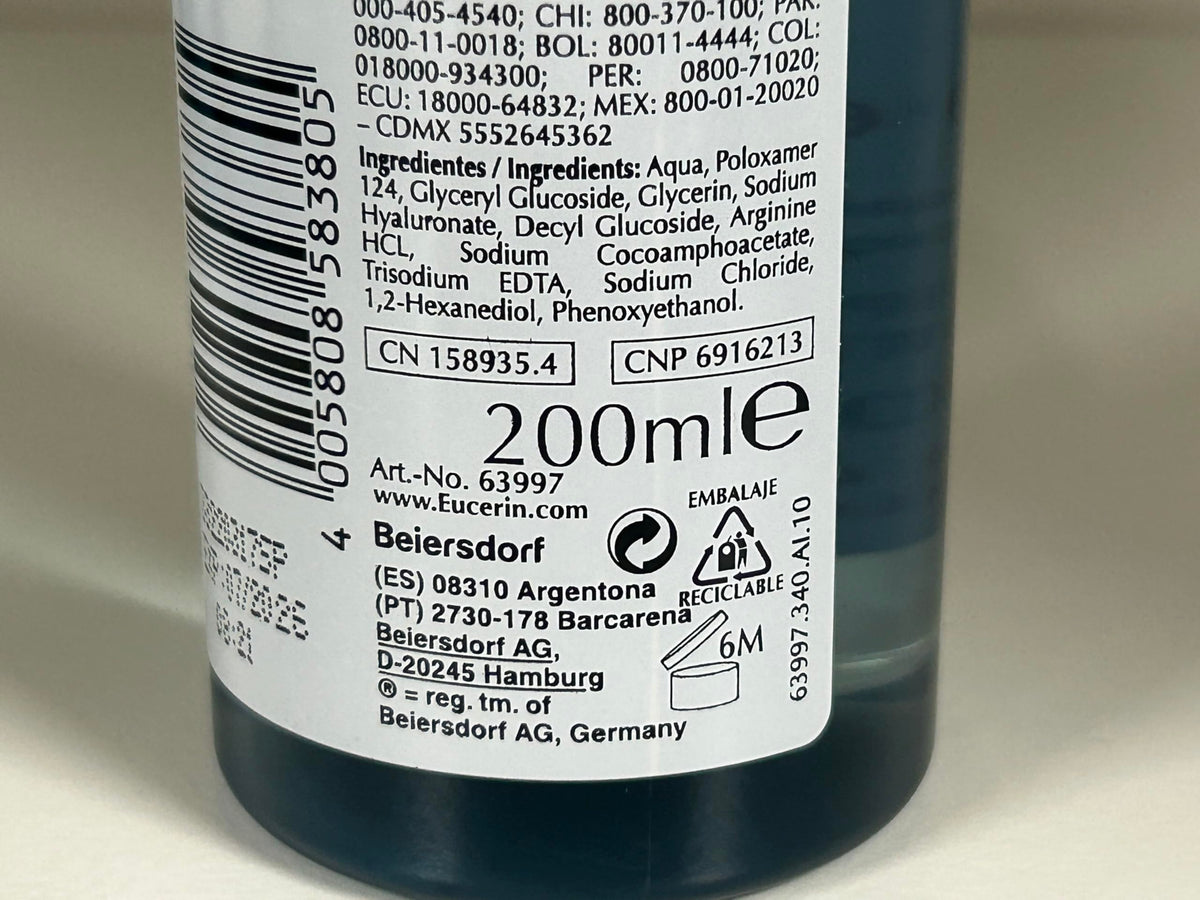 Eucerin Eau Micellaire dans un environnement de salle de bain
