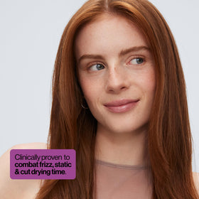EVA·NYC Spray Protecteur Chaleur 10-en-1 159g en action sur cheveux