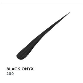 Eyeliner COVERGIRL Perfect Point Plus noir sur une main