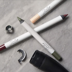 Eyeliner gel Julep 9g en action pour un look smokey