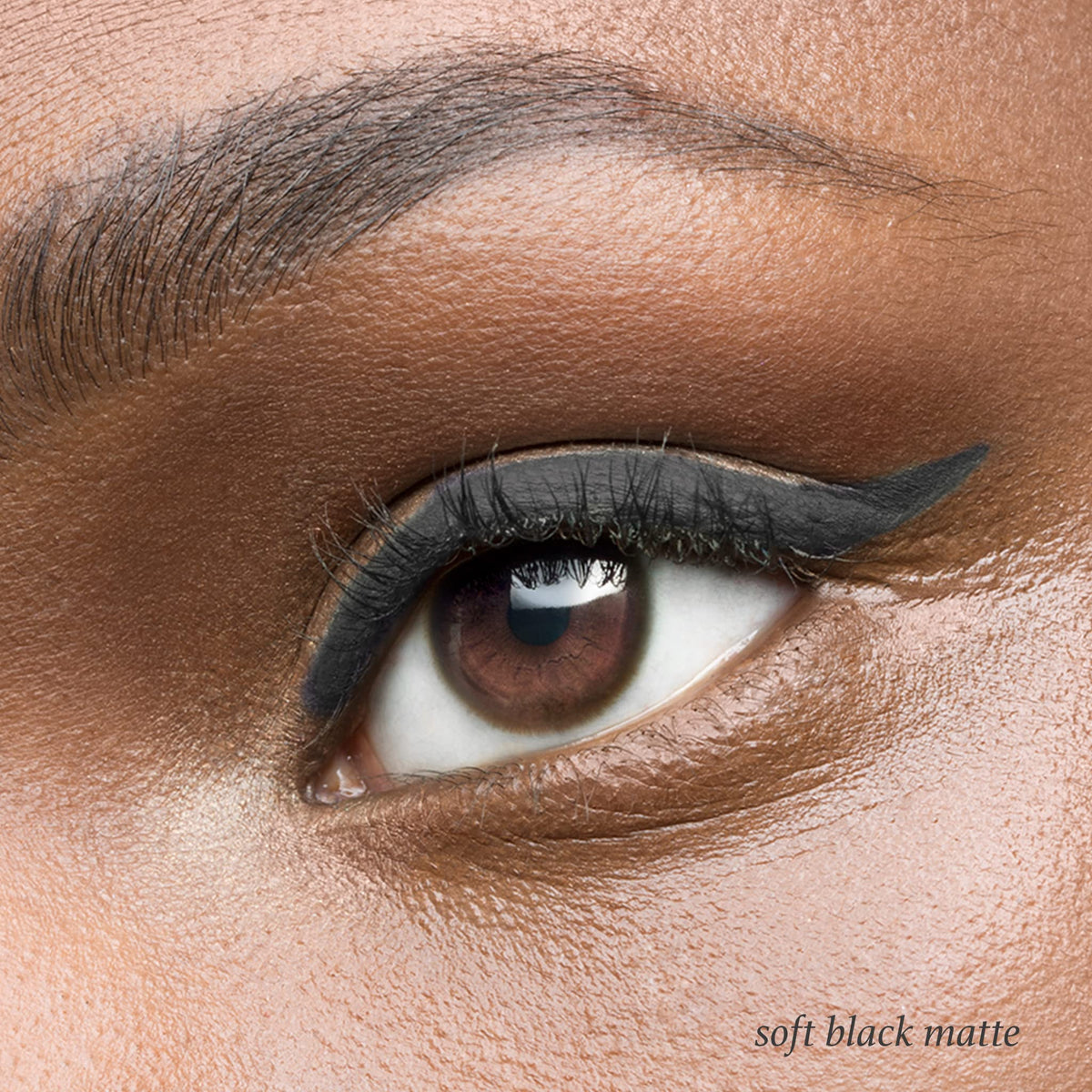 Eyeliner Gel Julep Noir Mat 9g en situation d'utilisation