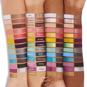 Eyeliner gel Plum Smash sur la peau montrant la couleur