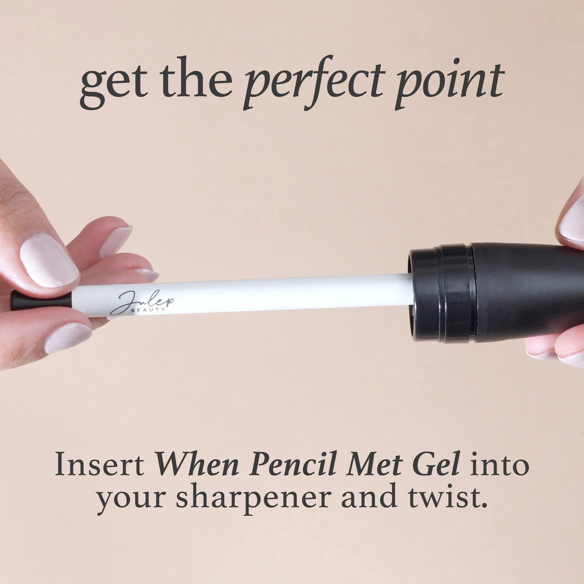 Eyeliner Julep Gilded Gold Shimmer sur une main