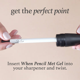 Eyeliner Julep Gilded Gold Shimmer sur une main