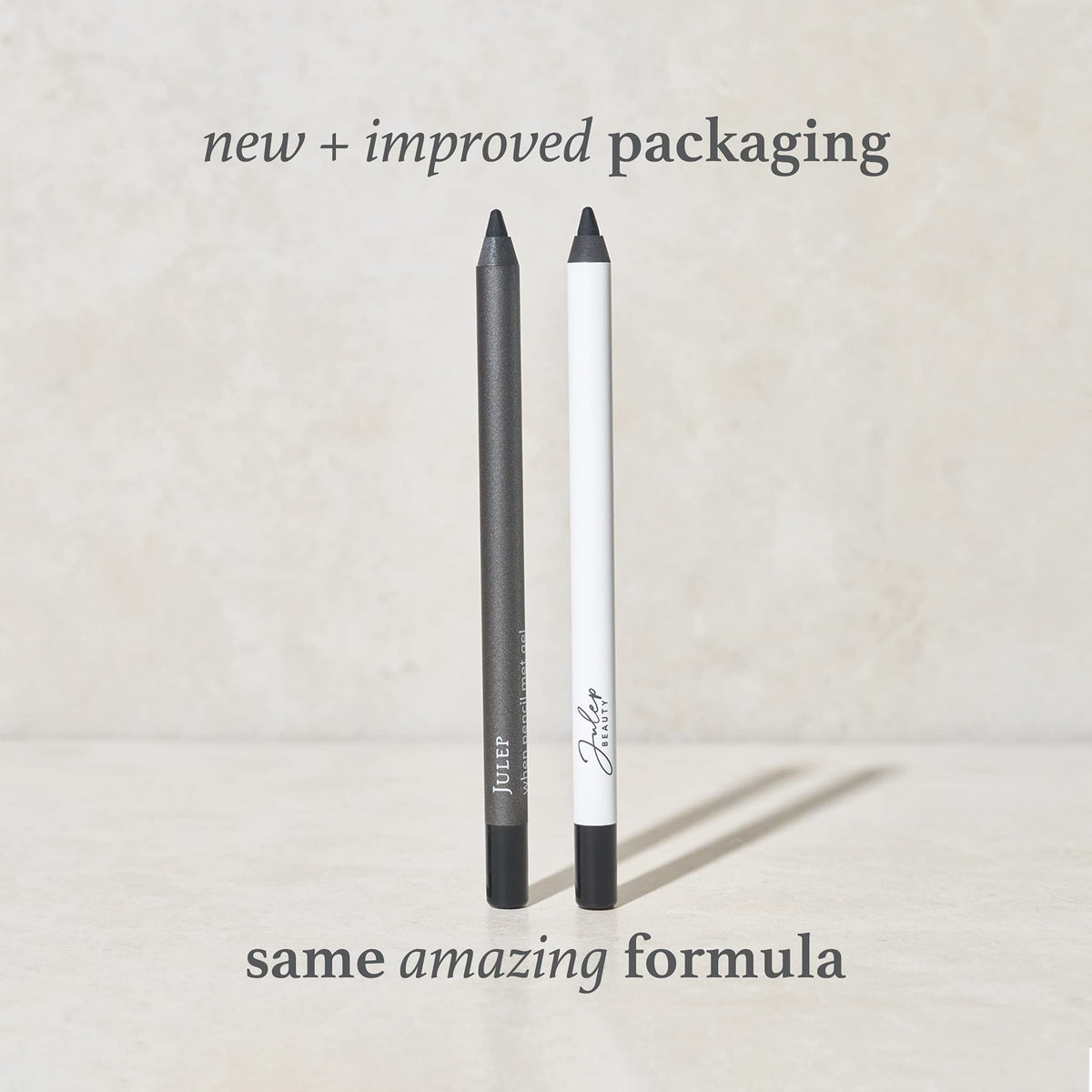 Eyeliner Julep posé avec d'autres produits de maquillage