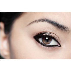 Eyeliner L'Oreal Paris Voluminous Smoldering en action sur un modèle