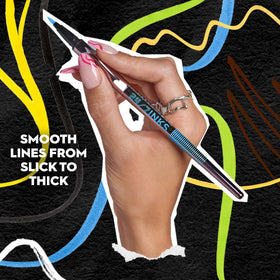 Eyeliner URBAN DECAY 24/7 Inks posé sur une surface blanche