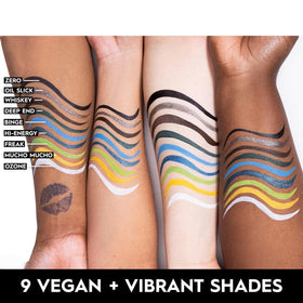 Eyeliner URBAN DECAY en action, montrant un look de maquillage graphique