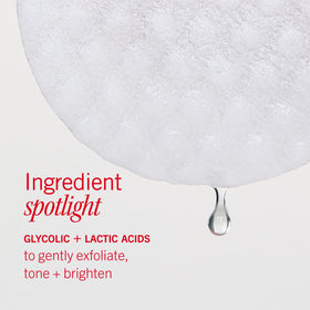 Facial Radiance Pads First Aid Beauty avec mains utilisant le produit