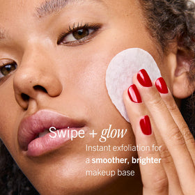 Facial Radiance Pads First Aid Beauty vue de côté avec texture