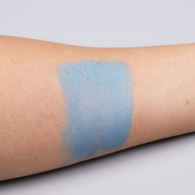 Fard à paupières IS'MINE bleu mat en usage sur les yeux