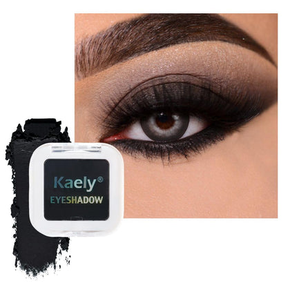 Fard à paupières Kaely noir mat, vue avant avec texture poudre