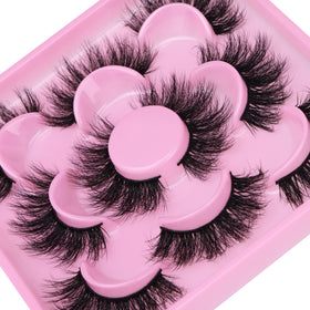 Faux cils Focipeysa portés sur des yeux maquillés