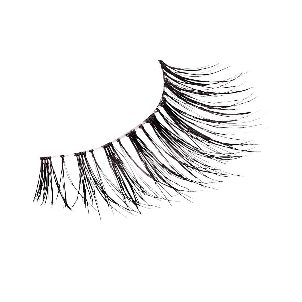 Faux cils KISS Sultry en gros plan sur un fond blanc