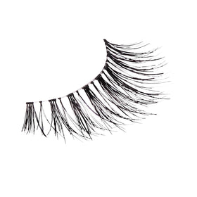 Faux cils KISS Sultry en gros plan sur un fond blanc