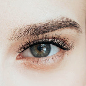 Faux cils KISS Sultry sur un modèle avec un look naturel