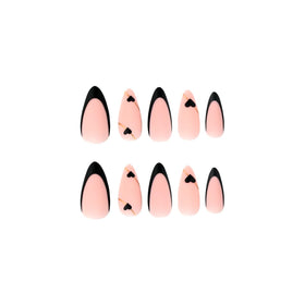 Faux ongles amande CTTHNBD, en train d'être appliqués sur des ongles naturels