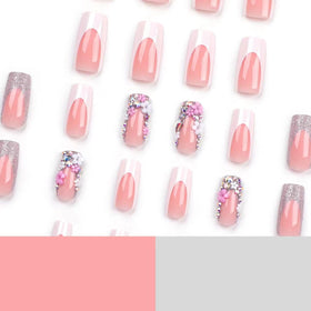 Faux ongles carrés appliqués sur des mains féminines