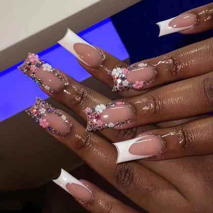 Faux ongles carrés blancs avec design floral, vue de face