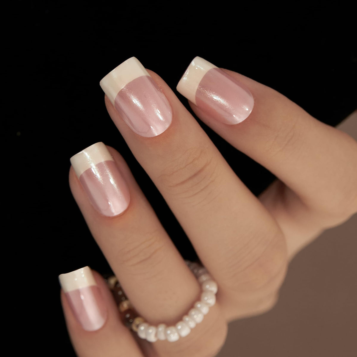 Faux ongles carrés français en gel CurvLife couleur blanc perlé, vue de face