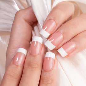 Faux ongles CurvLife appliqués sur des mains avec une finition élégante