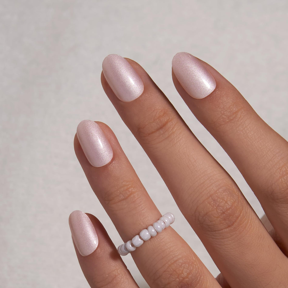 Faux ongles CurvLife appliqués sur des mains, style french manucure
