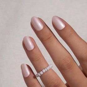 Faux ongles CurvLife appliqués sur des mains, style french manucure