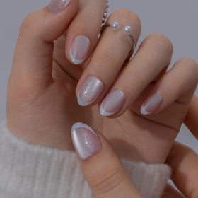 Faux Ongles CurvLife en Forme Amandée sur un Fond Neutre